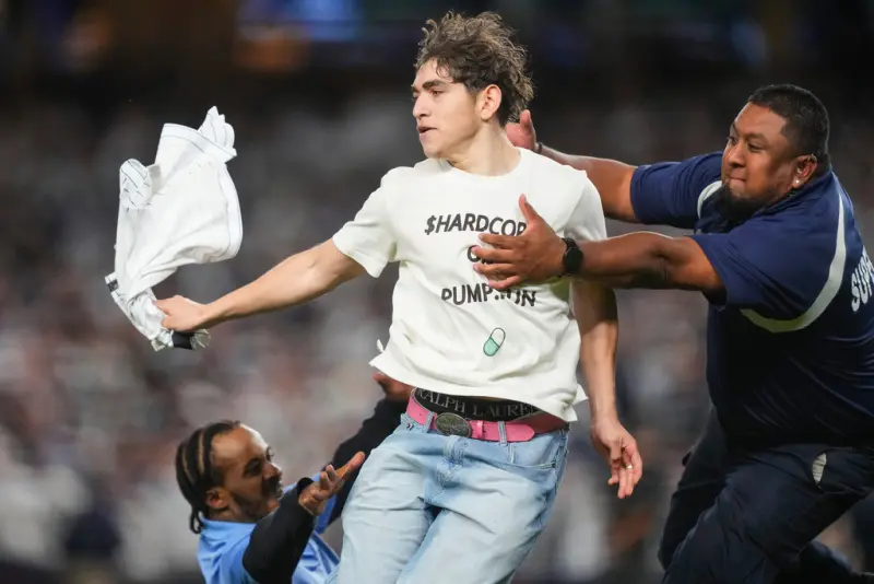 ▲在紐約洋基隊與多倫多藍鳥隊的美聯分區系列賽第3戰中，洋基球迷的「瘋狂舉動」再度登上版面，兩名觀眾於比賽進行中闖入球場，隨即被洋基球場保全人員強勢撲倒逮捕，場面一度混亂，導致比賽延誤數分鐘。（圖／美聯社／達志影像）