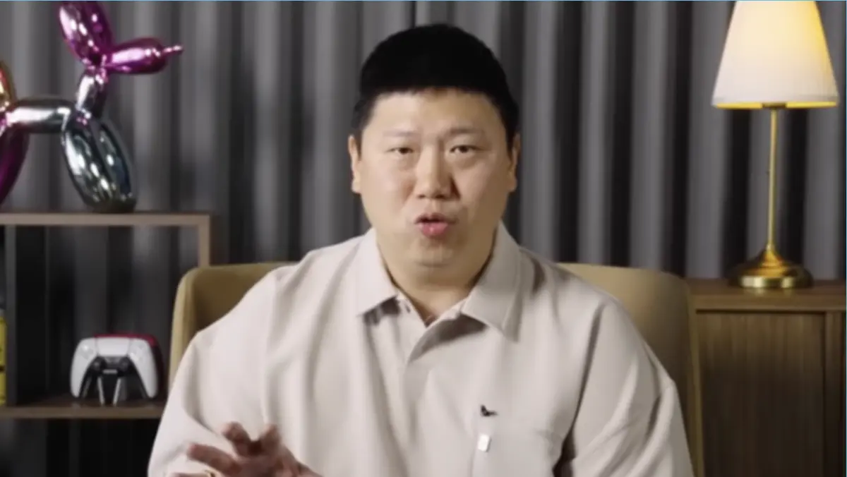 ▲房地產YouTuber「Ted」（如圖）今（8）日拍片控訴2歲多女兒遭幼兒園老師虐待、施暴，「被老師拿封箱膠帶貼嘴巴、打臉，還被關在小黑屋裡面」，引發社會譁然。（圖／翻攝自35線上賞屋YouTube）