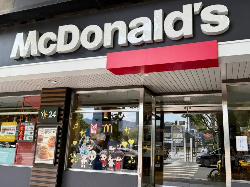 ▲麥當勞店裝也有TinyTAN公仔。（圖／記者蕭涵云攝）