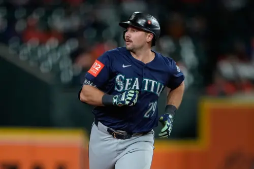 影／真的打過去！球迷穿「61轟打過來」衣服幸運接到勞雷的61轟
