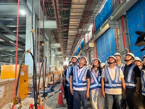 ▲新北市長侯友宜7日前往金城機廠的主維修廠，關心裝修進度及列車測試情形。（圖／新北市捷運工程局提供）