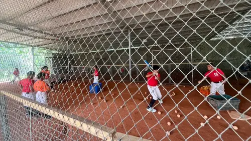 ▲桃源國小少棒隊小將在修整好的紅土球場練習打擊。（圖／運彩協進會提供）