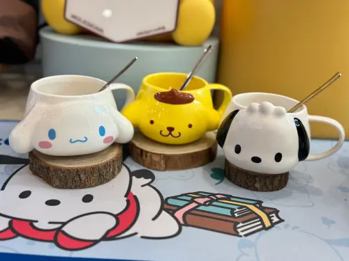 ▲陶瓷馬克杯+湯匙，加價購299元。（圖／記者鍾怡婷攝）