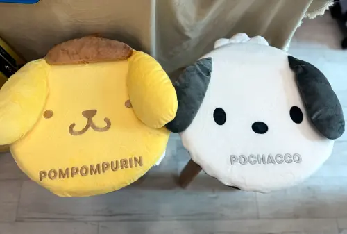 ▲大臉記憶坐墊，底部防滑設計。（圖／記者鍾怡婷攝）