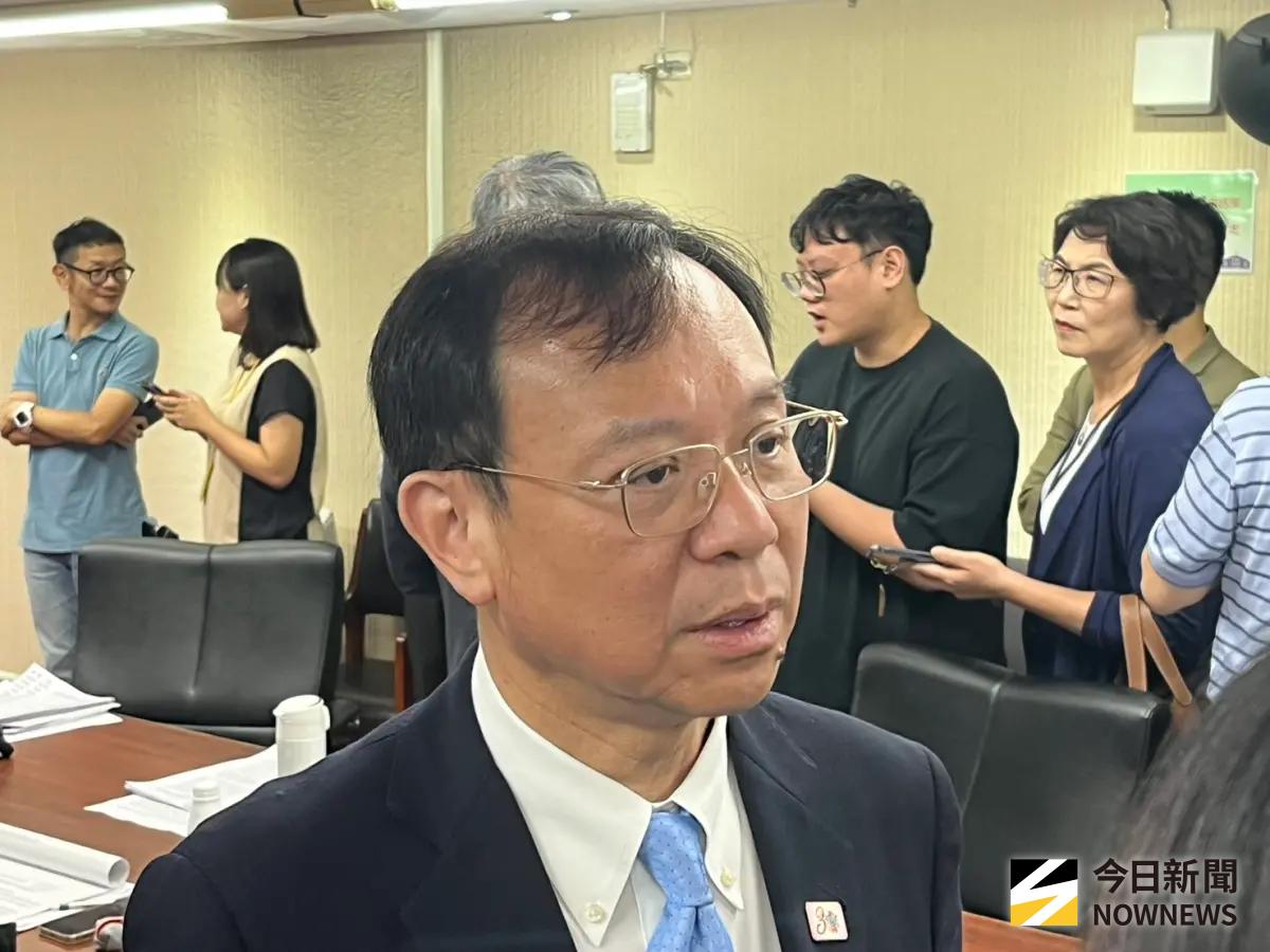 ▲衛福部長石崇良說明臨時志工保險。（圖／記者張乃文攝）