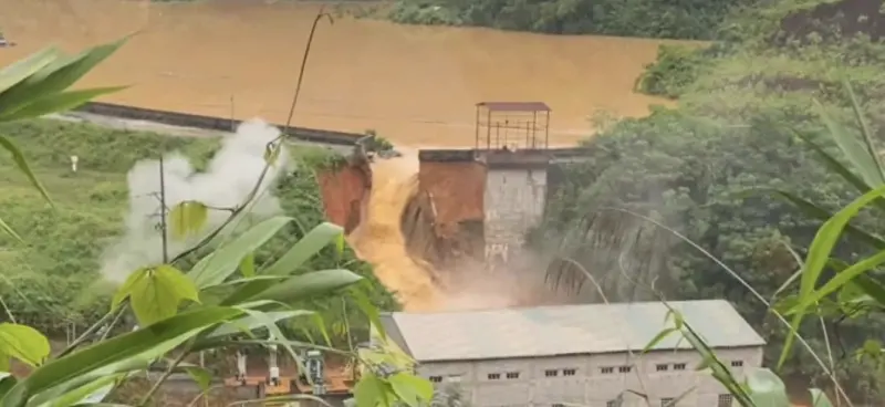 ▲越南因暴雨導致大量洪水傾瀉而下，造成下游多處村落面臨淹水危機。（圖／翻攝自越南快訊）