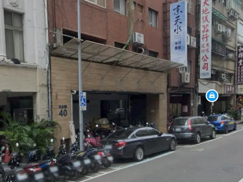 ▲台北市大同區天水街今（8日）有工人在大樓外牆進行工程時，身上掛繩脫落墜樓。（圖／翻攝自Google Maps）