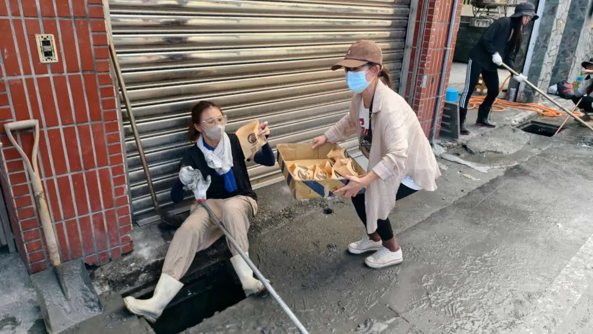 ▲餐車發放3000份現烤蛋塔及麵包給光復居民、志工與國軍，要為大家「送上一份熱騰騰出爐的愛心」。（圖／黃堂珅提供）