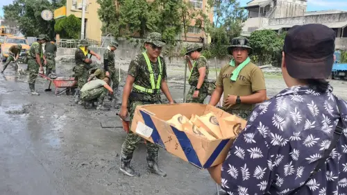 ▲黃堂珅說，居民、志工、國軍收到的反應都是感謝有熱騰騰的麵包，因為多數物資都是乾糧類食品以及便當，有現烤麵包讓他們感到十分驚艷。（圖／黃堂珅提供）