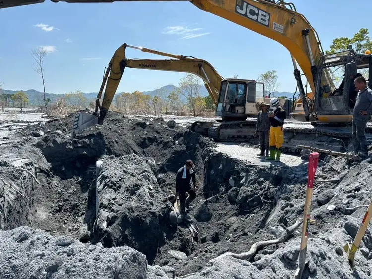 快訊／失聯16天！怪手佛祖街挖出砂石場闆娘汽車　車內遺體確認中