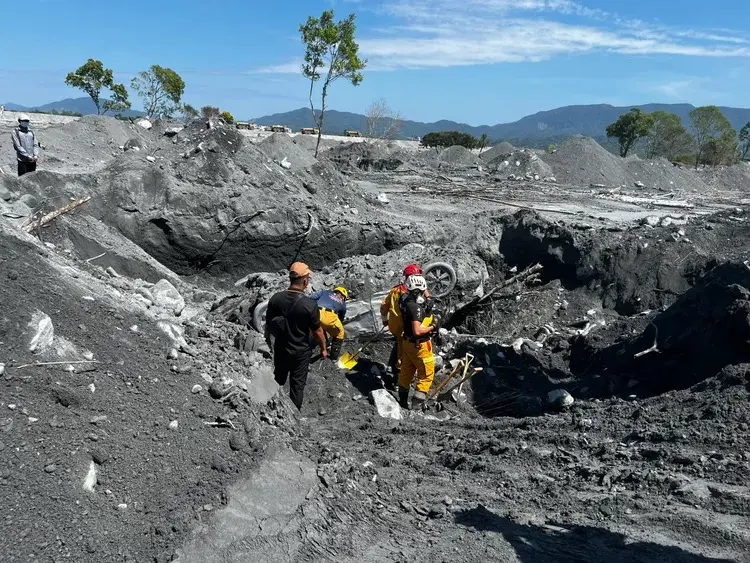 ▲花蓮馬太鞍溪堰塞湖溢流洪災，搜救隊員在10月8日於光復鄉佛祖街，挖出失聯的砂石場老闆娘汽車，車內遺體就是失聯16天的老闆娘。（圖／民眾提供）