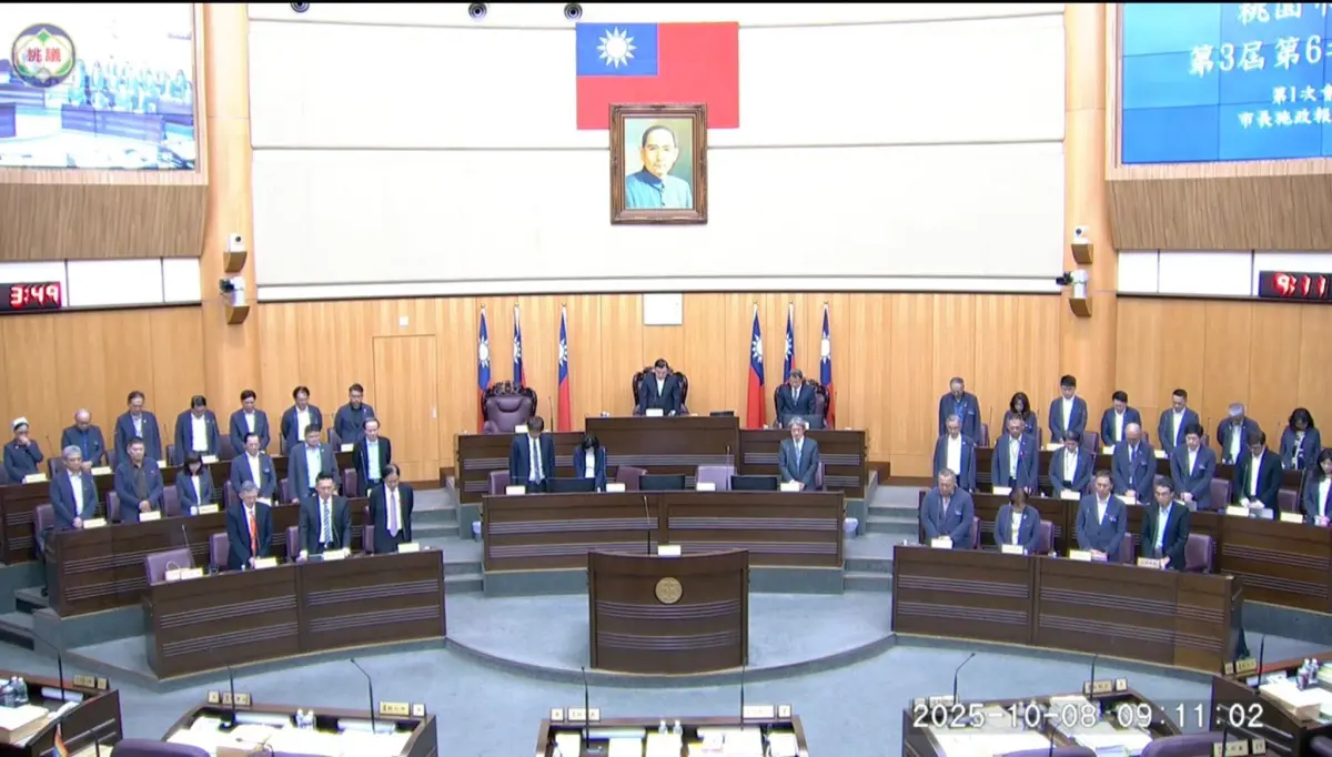 ▲桃園市長張善政今（8）日赴議會施政報告，國民黨桃園市議員凌濤率先質詢，他請市府團隊與議會一起為在花蓮救災犧牲的「挖土機超人」林鴻森默哀。（圖／翻攝凌濤臉書）