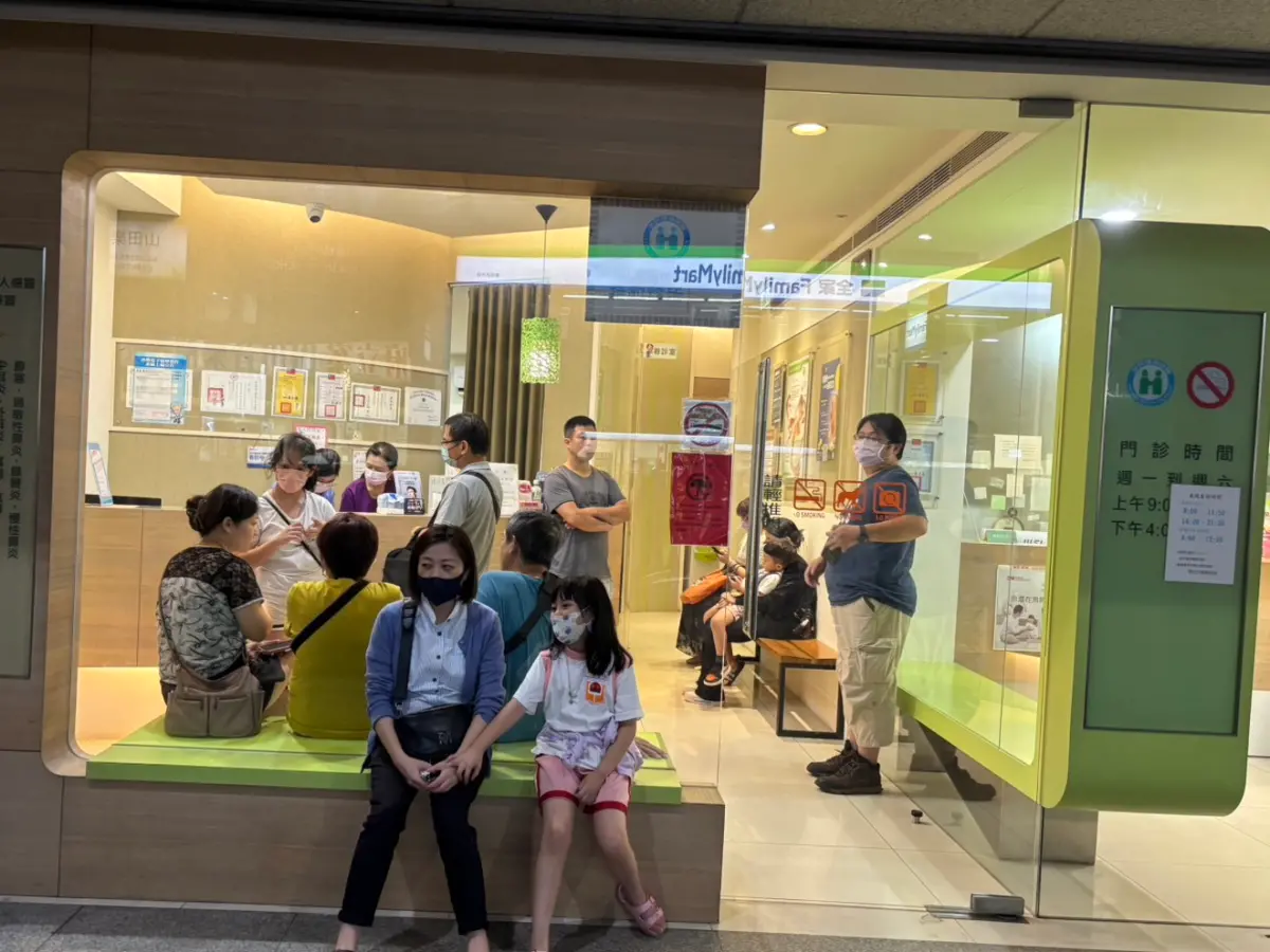 ▲今年流感疫情在9月提前升溫，由於連假變多，新冠疫情也可能於10月再度流行，近期門診人數節節攀升。（圖／記者張志浩攝）