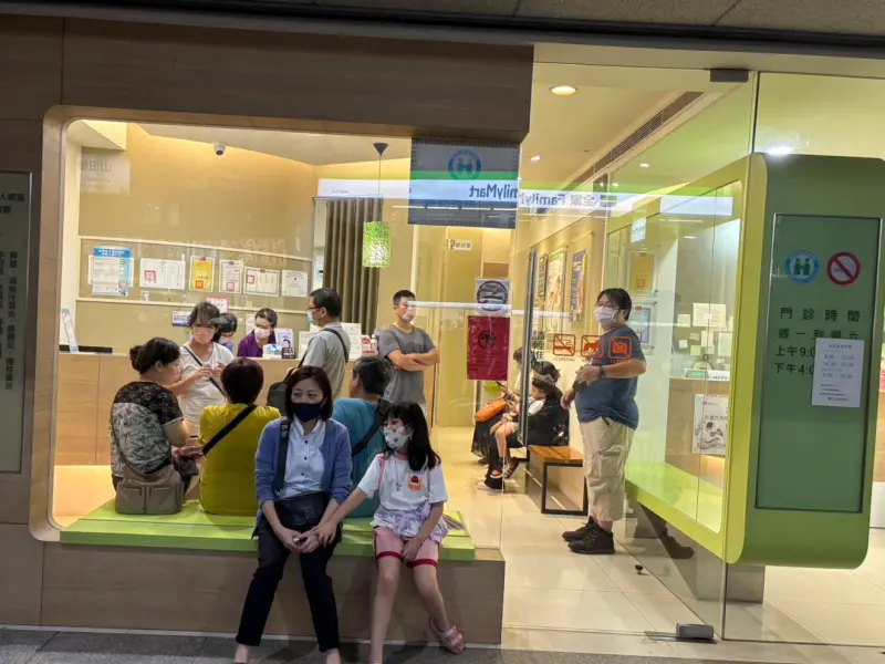 ▲今年流感疫情在9月提前升溫，由於連假變多，新冠疫情也可能於10月再度流行，近期門診人數節節攀升。（圖／記者張志浩攝）