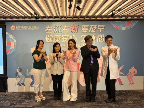 ▲台灣家庭醫學醫學會、疾管署藝人陳美鳳今天共同出席，呼籲民眾正視疫苗重要性。（圖／記者張志浩攝）