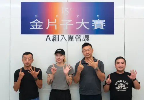 ▲2025金片子大賽A組3位評審楊雅喆（左一）、黃婕妤（左二）、黃信堯（右二）、影委會活動組經理林志勳（右一）合影。（圖／台北市電影委員會提供）