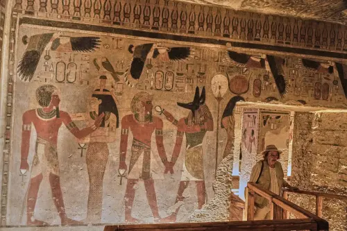 ▲法老門荷特普三世的陵墓在歷經超過20年修復後對外開放，遊客蜂擁而至參觀。（圖／美聯社／達志影像）