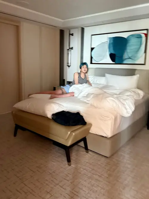 ▲GD起床的瞬間，又被工作人員拍下上傳。（圖／IG@8lo8lo8lowme）