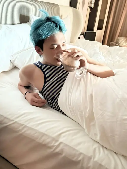 ▲GD躺床喝牛奶，舉手投足都像拍畫報。（圖／IG@8lo8lo8lowme）