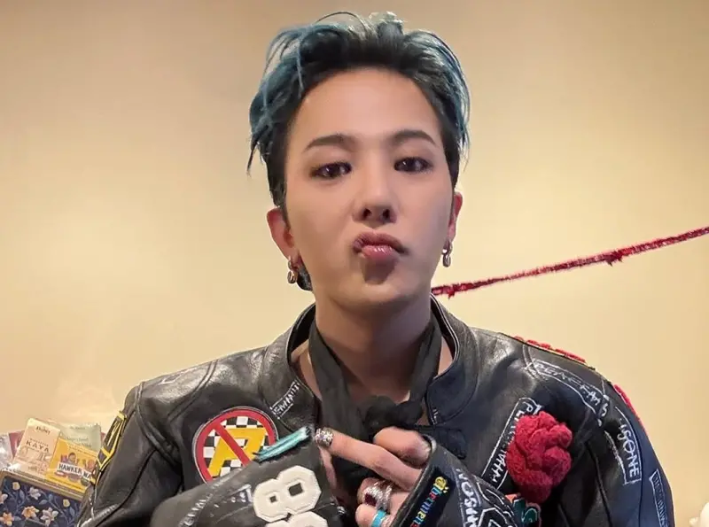 GD同台黃仁勳、韓國六大財閥巨頭!APEC表演完火速飛台灣開演唱會 ▲GD將擔任今晚APEC的壓軸表演嘉賓,同台韓國財界六大巨頭、輝達(NVIDIA)執行長黃仁勳之後,就會火速飛來台灣,在台北大巨蛋開演唱會。(圖/IG@8lo8lo8lowme)