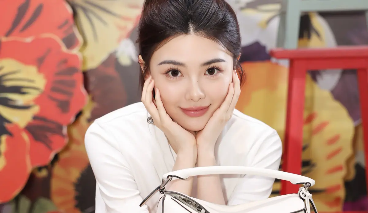 ▲《許我耀眼》中的心機女配角方蕾由香港女星鍾雅婷（如圖）飾演，她在劇中以死相逼搶趙露思老公，戲外則是男主角陳偉霆的同門師妹。（圖／鍾雅婷微博）