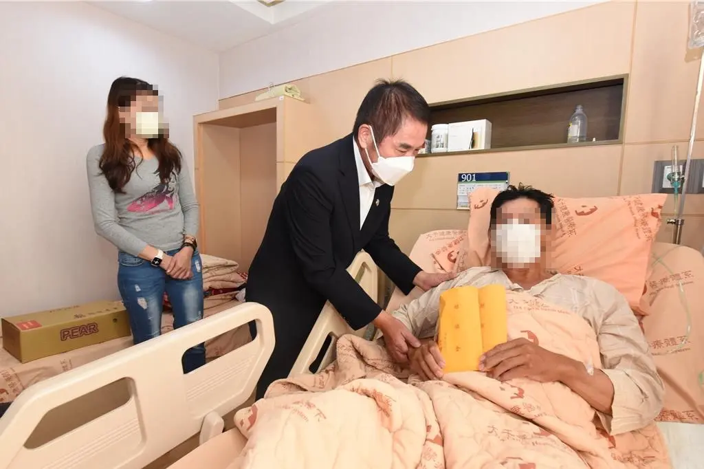 ▲苗栗日前發生隨機殺人事件，一名林姓男子英勇為孩童擋刀身受重傷，目前情況穩定，林妻透露，丈夫不後悔擋刀。（圖／苗栗縣政府）