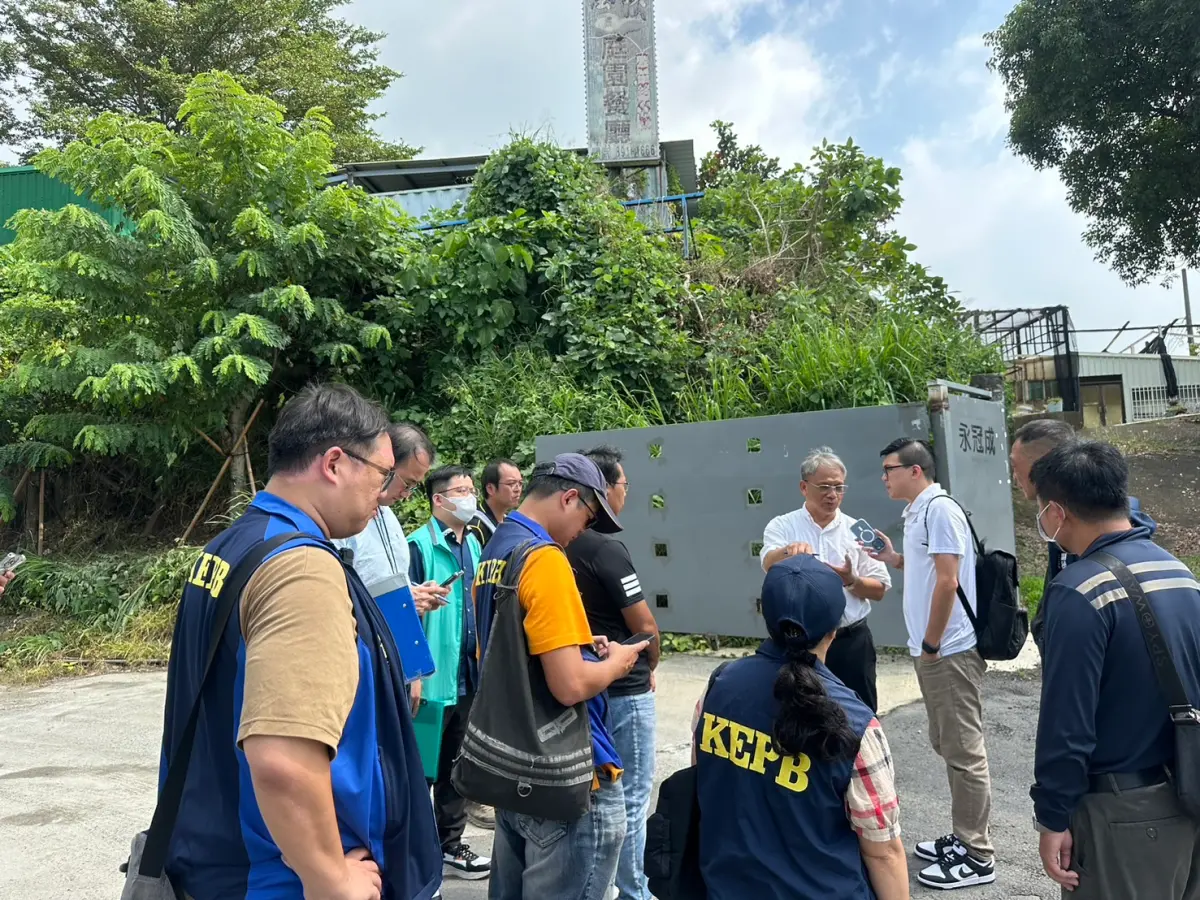 ▲爲瞭解小港區坪北段437地號使用情形，市府副秘書長張家興率同環保局、都市發展局及水利局前往會勘。經查該場所爲市府責成承商依法補辦水保計劃並改善暫置現赤。（圖／高市府提供）