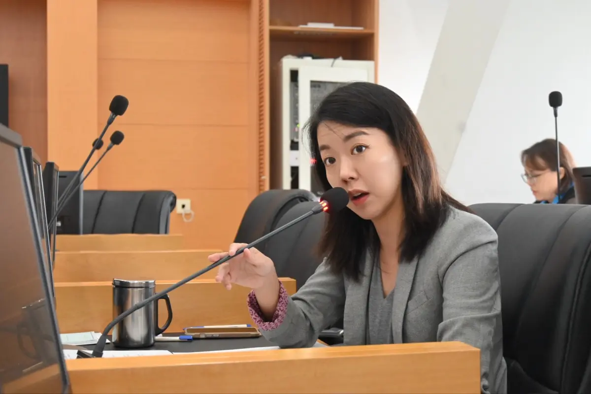 ▲議員吳佩芸指出，部分公車路線長期存在臨時缺班情形，已非偶發事件，對學生及通勤民眾造成實質影響(圖／吳佩芸提供2025.10.8)