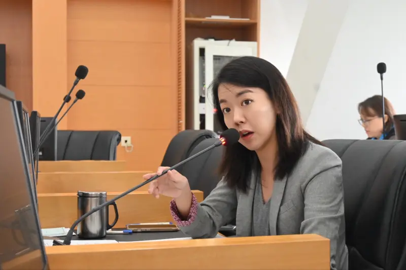 ▲議員吳佩芸指出，部分公車路線長期存在臨時缺班情形，已非偶發事件，對學生及通勤民眾造成實質影響(圖／吳佩芸提供2025.10.8)