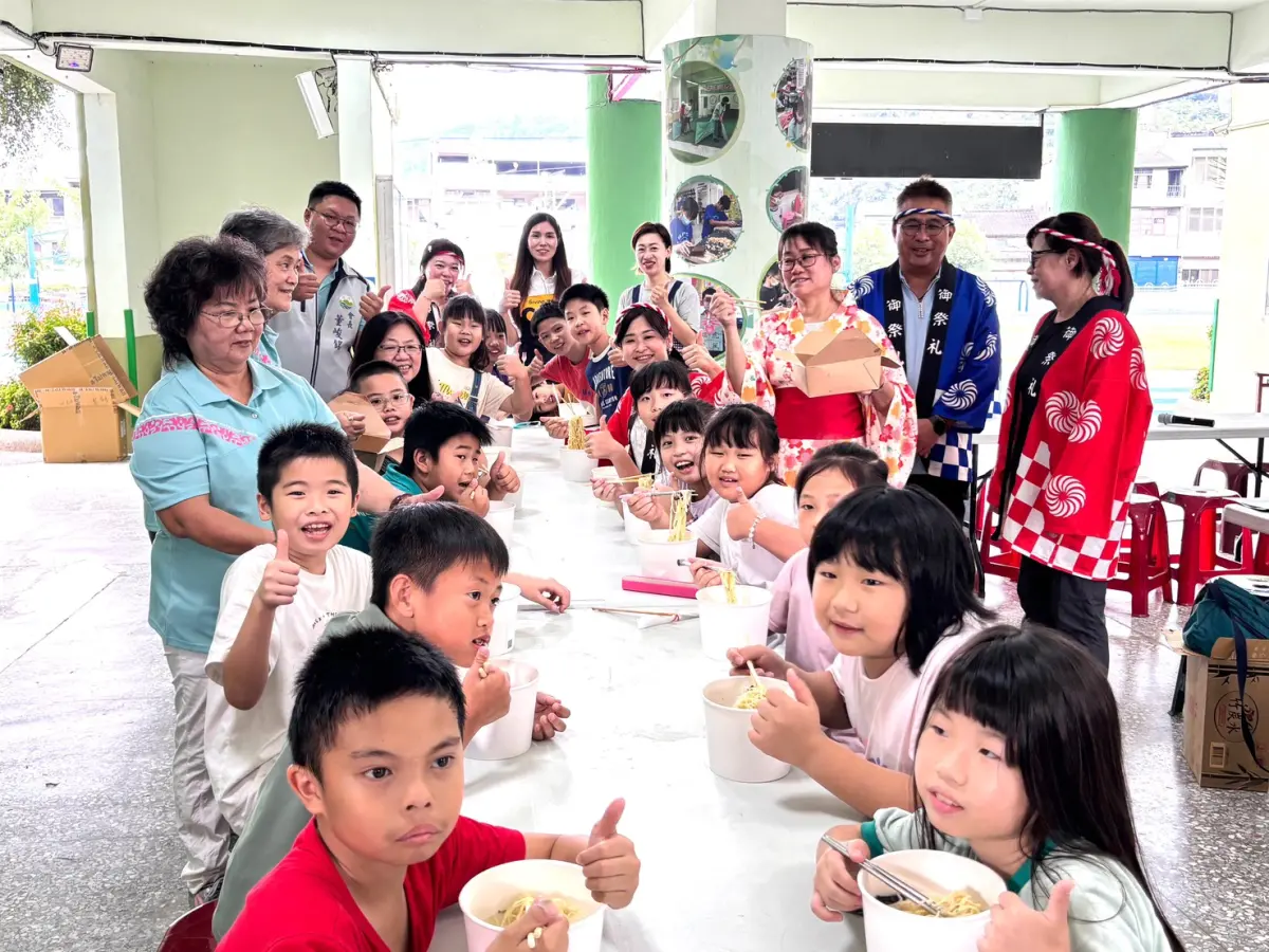 ▲議員黃佳恬與善心企業捐贈熱騰騰拉麵，在太平頭汴國小舉辦「中秋送暖到校園‧嚐拉麵」(圖／黃佳恬提供2025.10.8)