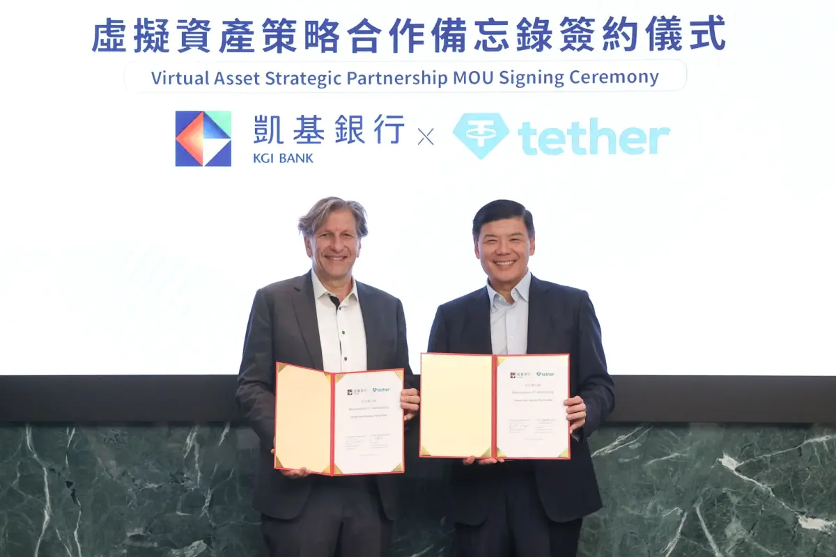 ▲凱基銀行攜手穩定幣龍頭Tether，推動台灣跨境金融與虛擬資產創新應用，由凱基銀行董事長楊文鈞（右）與Tether聯合創辦人暨董事J. L. van der Velde（左）代表簽署合作備忘錄。 （圖／凱基銀行提供）
