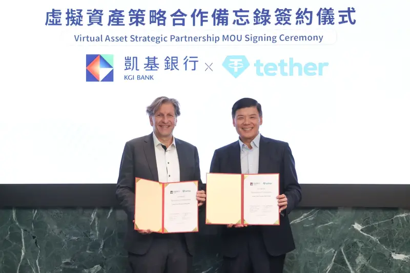 ▲凱基銀行攜手穩定幣龍頭Tether，推動台灣跨境金融與虛擬資產創新應用，由凱基銀行董事長楊文鈞（右）與Tether聯合創辦人暨董事J. L. van der Velde（左）代表簽署合作備忘錄。 （圖／凱基銀行提供）