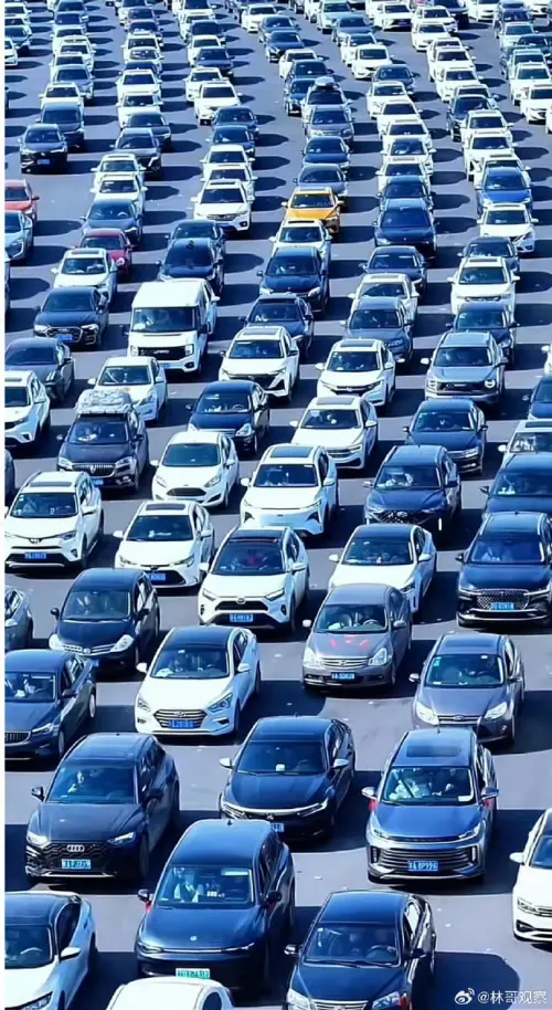 ▲中國長假結束，返鄉車潮擠爆高速公路。（圖／翻攝自微博）