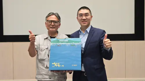 ▲基隆市長謝國樑（右）致贈基隆特色禮盒予日本相關漁業單位代表，象徵兩地漁業技術與市場交流合作的深化。