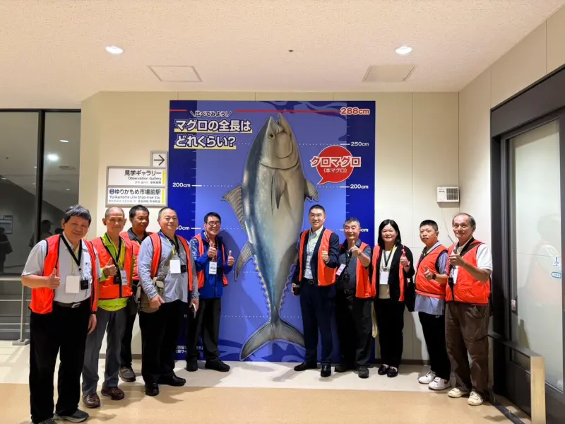 ▲基隆市長謝國樑（中）與考察團成員參訪東京豊洲市場鮪魚拍賣區，實地了解日本魚市場的分區規劃、冷鏈物流與衛生管理制度。（圖／基隆市政府提供）