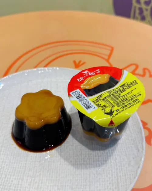 ▲從畫面中可見，「翻轉布丁」實體滿滿的黑色焦糖，其占了整個布丁四分之三，原本的黃色布丁部分則被染上深咖色。（圖／7-11 Threads）