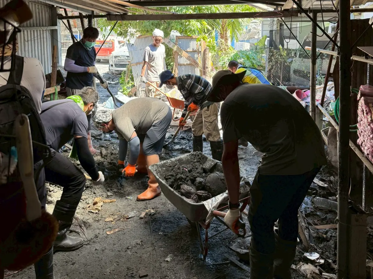 ▲信義企業集團員工發揮信義精神，自發組成信義超人小隊前往光復災區協助。（圖／信義房屋）