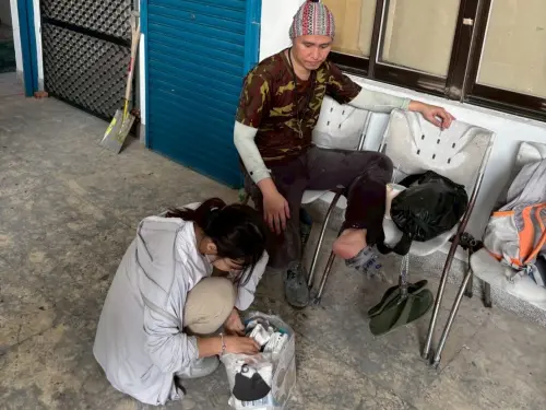 ▲曾是急診護理師的信義房屋中都店劉嫻嫻以過往專業到光復災區為現場民眾進行緊急傷口護理。（圖／信義房屋）