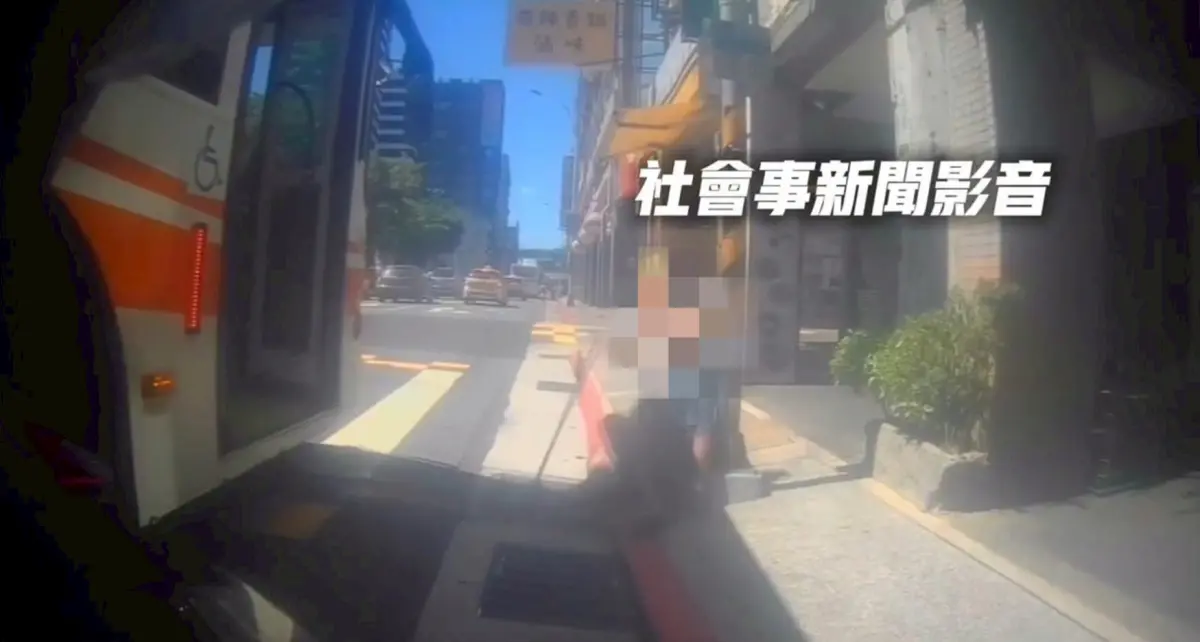 ▲台北市一名白髮老翁準備上公車時跌倒，司機不僅沒下車幫忙還直接將車開走。（圖／翻攝自社會事新聞影音）