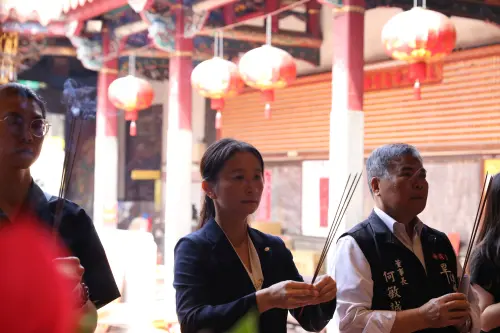 ▲台中樂成宮董事長何敏誠率領理監事團隊，與築間餐飲集團董事長室特助莊秀雯，一同於樂成宮舉行莊嚴隆重過火儀式。（圖／築間提供）