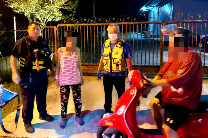 ▲里港警分局大平派出所員警，日前深夜巡邏時發現疑似失智71歲老婦，經查身分並聯繫家屬接回。（圖／記者莊全成翻攝）