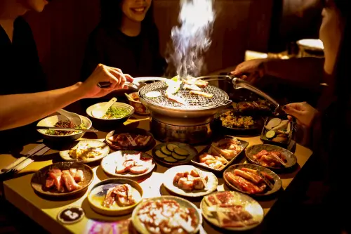 ▲十月在築間旗下七大燒肉品牌消費滿額，贈送媽祖御守外，加碼贈送好運刮刮卡，有機會刮出日韓來回機票大獎。（圖／築間提供）