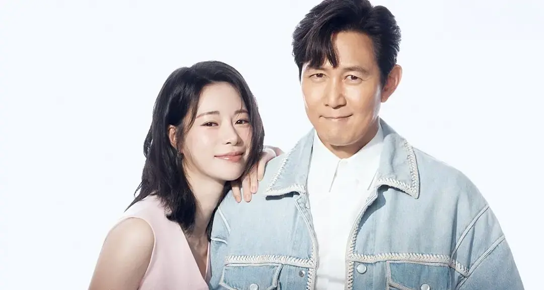 ▲李政宰（右）與林智妍（左）合作的新劇《討厭的愛情》即將在11月3日開播，近日官方釋出情侶海報，但兩人的超大年齡差再度遭批，韓網直呼：「像父女關係」。（圖／IG@izitmag_）