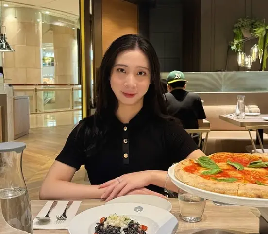 ▲台大畢業的高材生Fumi阿姨今年9月底在北捷與一位婦人發生爭執，對方逼讓位博愛座又先動手，Fumi阿姨一腳踹飛老人優越感爆紅。（圖/IG@Fumi阿姨）