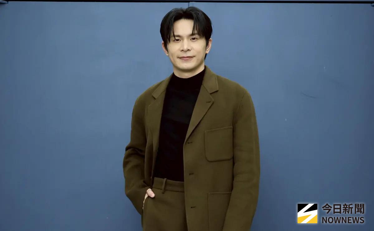 ▲姚淳耀去年受訪時，透露手中握有10張台積電股票，若賣出可賺千萬。而今年他金鐘、金馬雙料入圍，在今（8）日受訪時，被說已站上人生巔峰，不料他竟幽默笑說：「先為下坡路做準備」。（圖／記者嚴俊強攝）