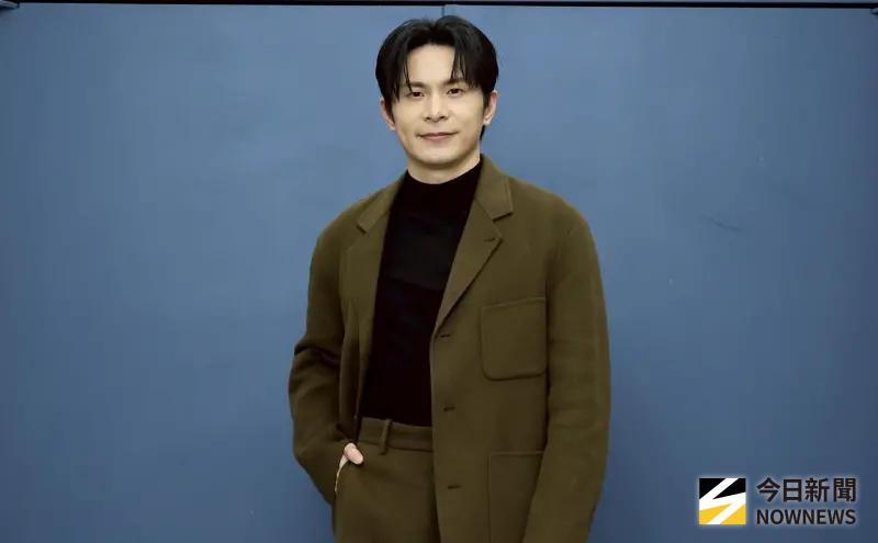 ▲姚淳耀去年受訪時，透露手中握有10張台積電股票，若賣出可賺千萬。而今年他金鐘、金馬雙料入圍，在今（8）日受訪時，被說已站上人生巔峰，不料他竟幽默笑說：「先為下坡路做準備」。（圖／記者嚴俊強攝）