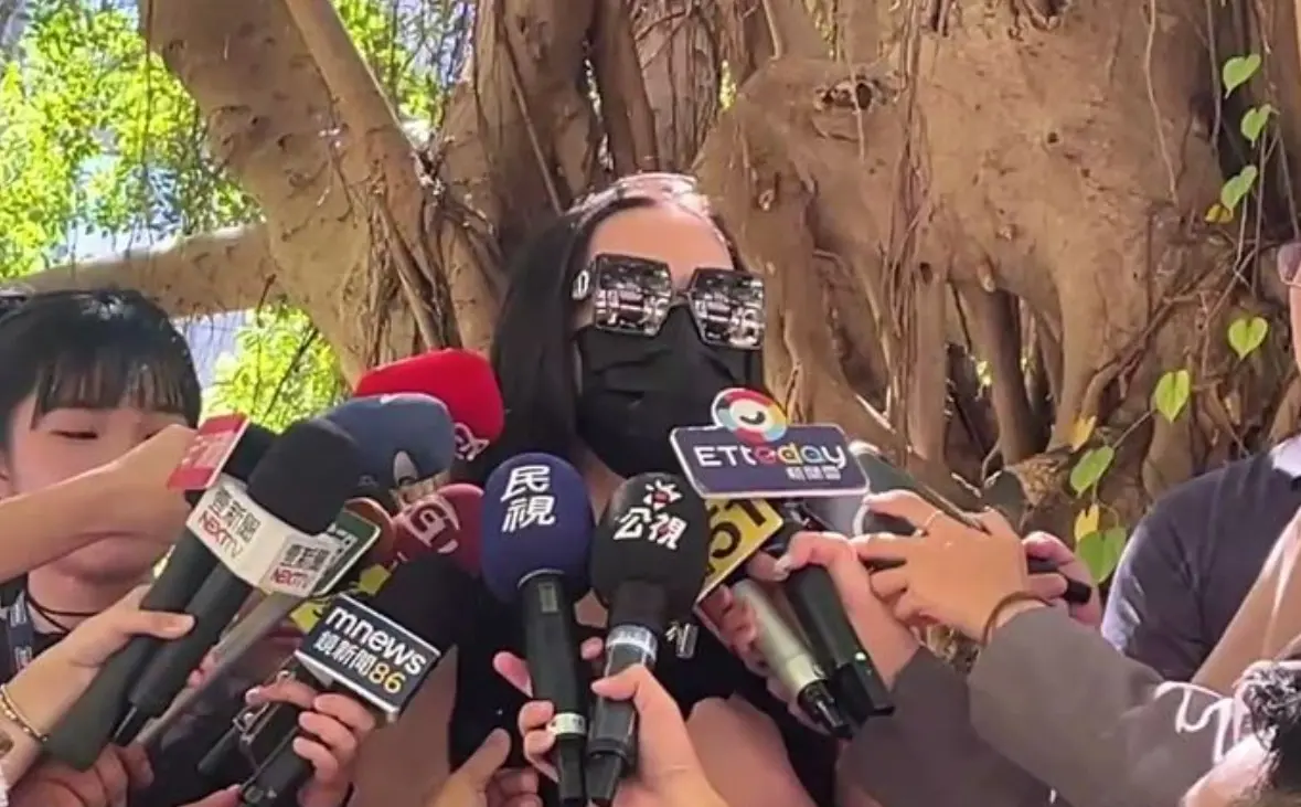 ▲台北捷運日前發生的優先席衝突轟動全台，被外界稱為「長髮哥」的男乘客（暱稱Fumi阿姨）昨（7）日首度現身受訪。（圖／翻攝畫面）