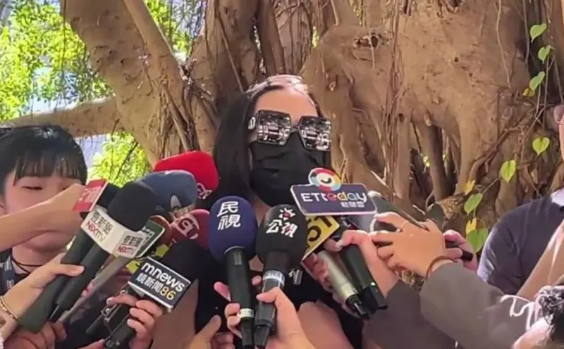 ▲台北捷運日前發生的優先席衝突轟動全台，被外界稱為「長髮哥」的男乘客（暱稱Fumi阿姨）昨（7）日首度現身受訪。（圖／翻攝畫面）