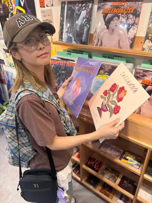 ▲仲川瑠夏趁著空檔，去了選物店買到落日飛車的黑膠唱片。（圖／仲川瑠夏(FRUITS ZIPPER) @luna_fz0703）