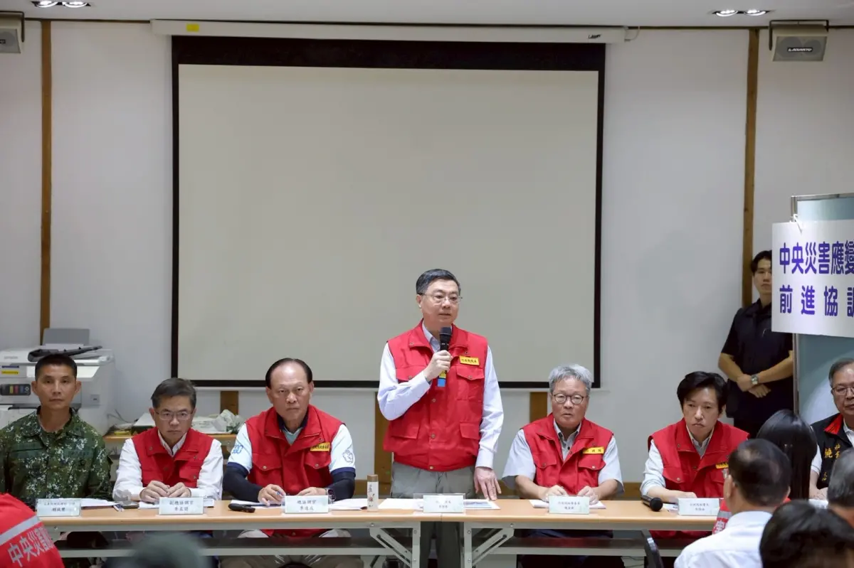 ▲卓榮泰今日第三度赴花蓮勘災，未料三次都正巧遇上花蓮縣府烏龍警報，有地方炮轟傅崐萁夫婦「總誤觸」。（圖／行政院提供）